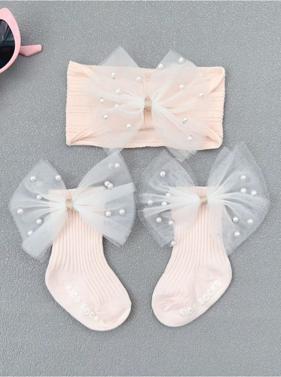 csecsemő zokni masnival, gyöngyös hajpánt, csúszásgátló zokni csecsemőknek, elegáns baba kiegészítők, rózsaszín csecsemő zokni és hajpánt, baba ajándékkészlet, kényelmes csecsemő viselet