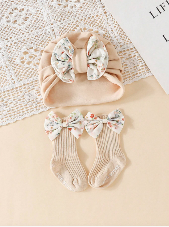 babazokni, pamut turbán, elegáns babaruha, csúszásgátló zokni, kisbaba kiegészítők, babaajándék, keresztelő, babaszületésnap